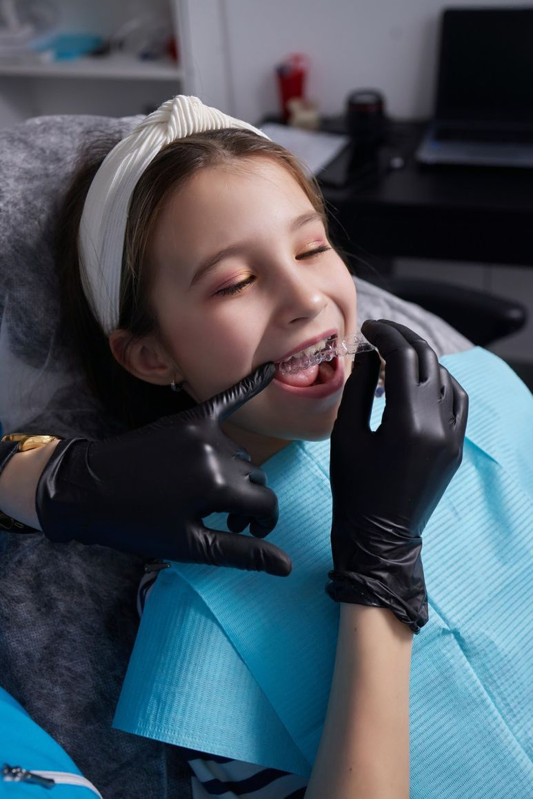 Kind bei einer Zahnbehandlung